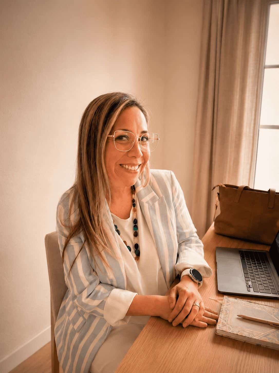 Marlene Muñoz, psicóloga vocacional, sonriendo en su consulta